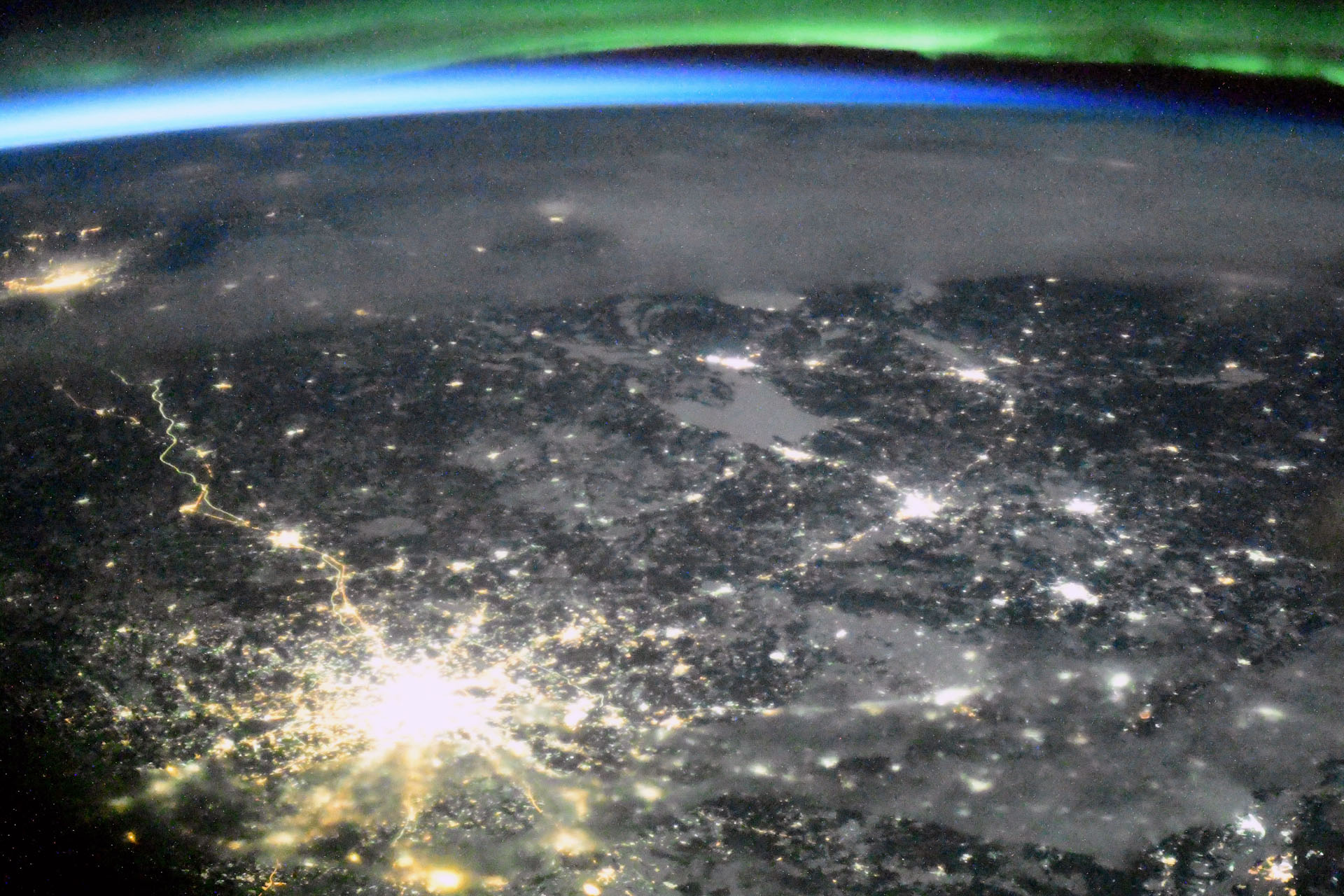 Москва, закат и полярное сияние. Фото космонавта Сергея Рыжикова