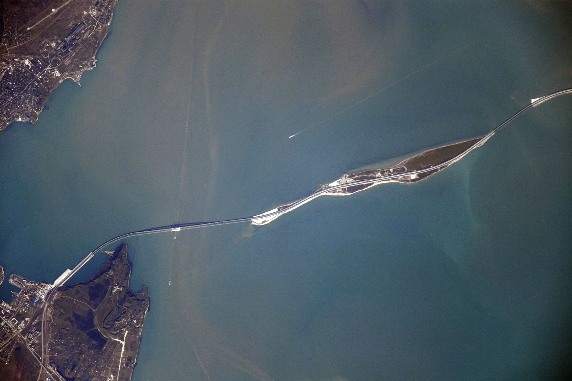 Крымский мост – транспортный переход через Керченский пролив. Фото космонавта Роскосмоса С. Рыжикова