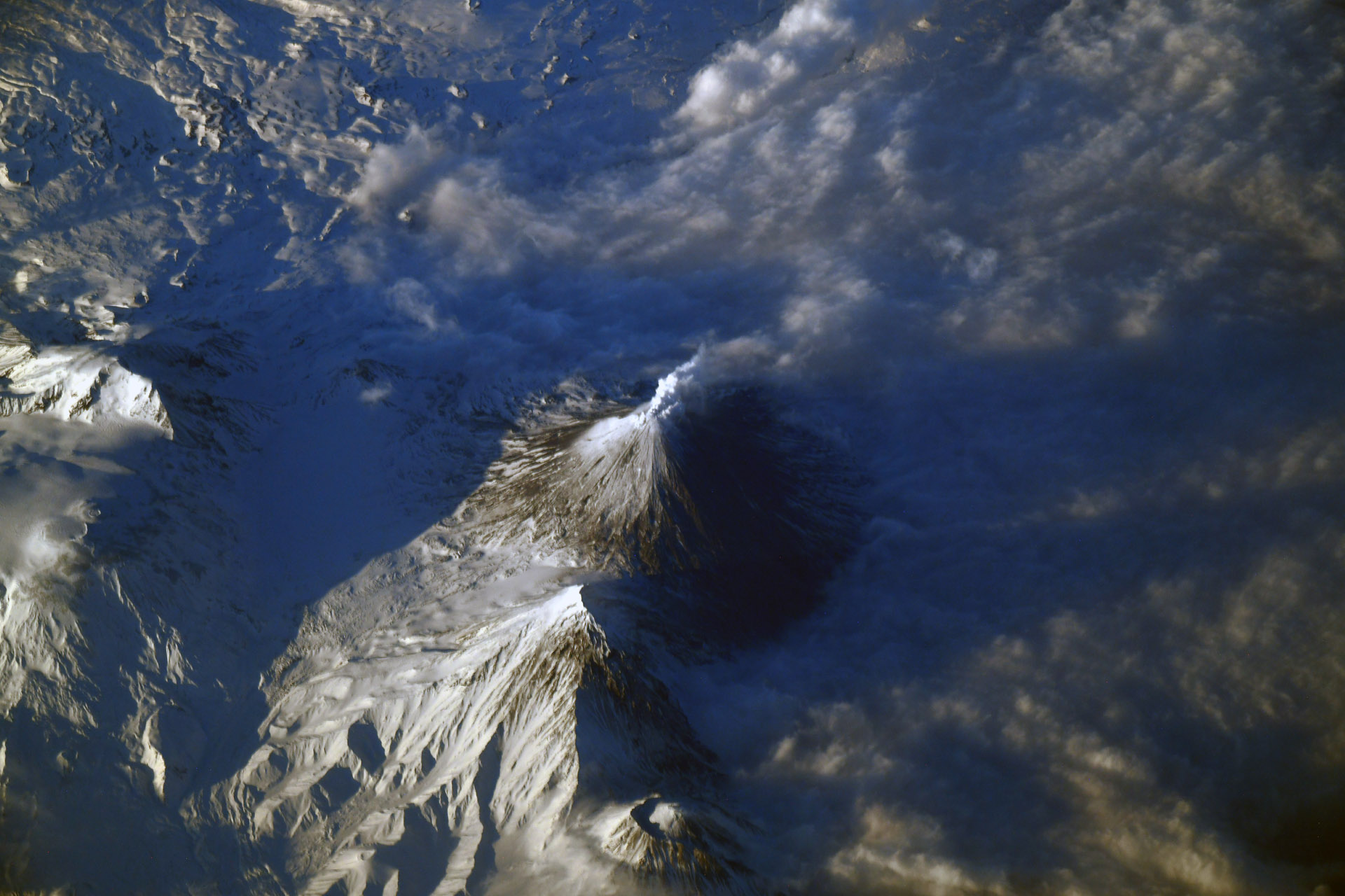 Вулканы Камчатки, апрель 2021. Фото космонавта Сергея Рыжикова