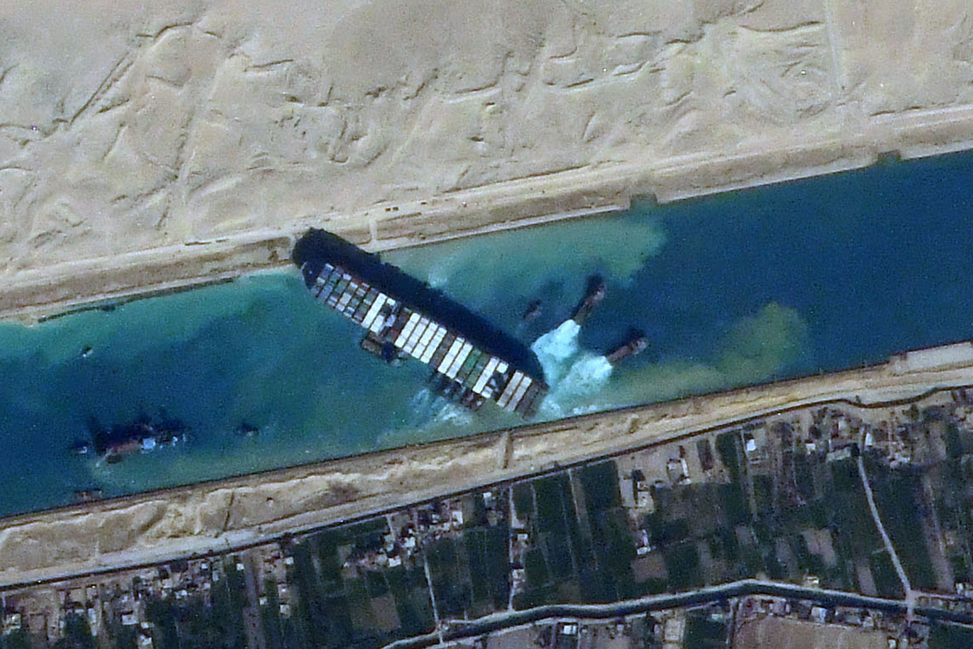 Контейнер на мели в Суэцком канале. Фото космонавта Роскосмоса Сергея Рыжикова