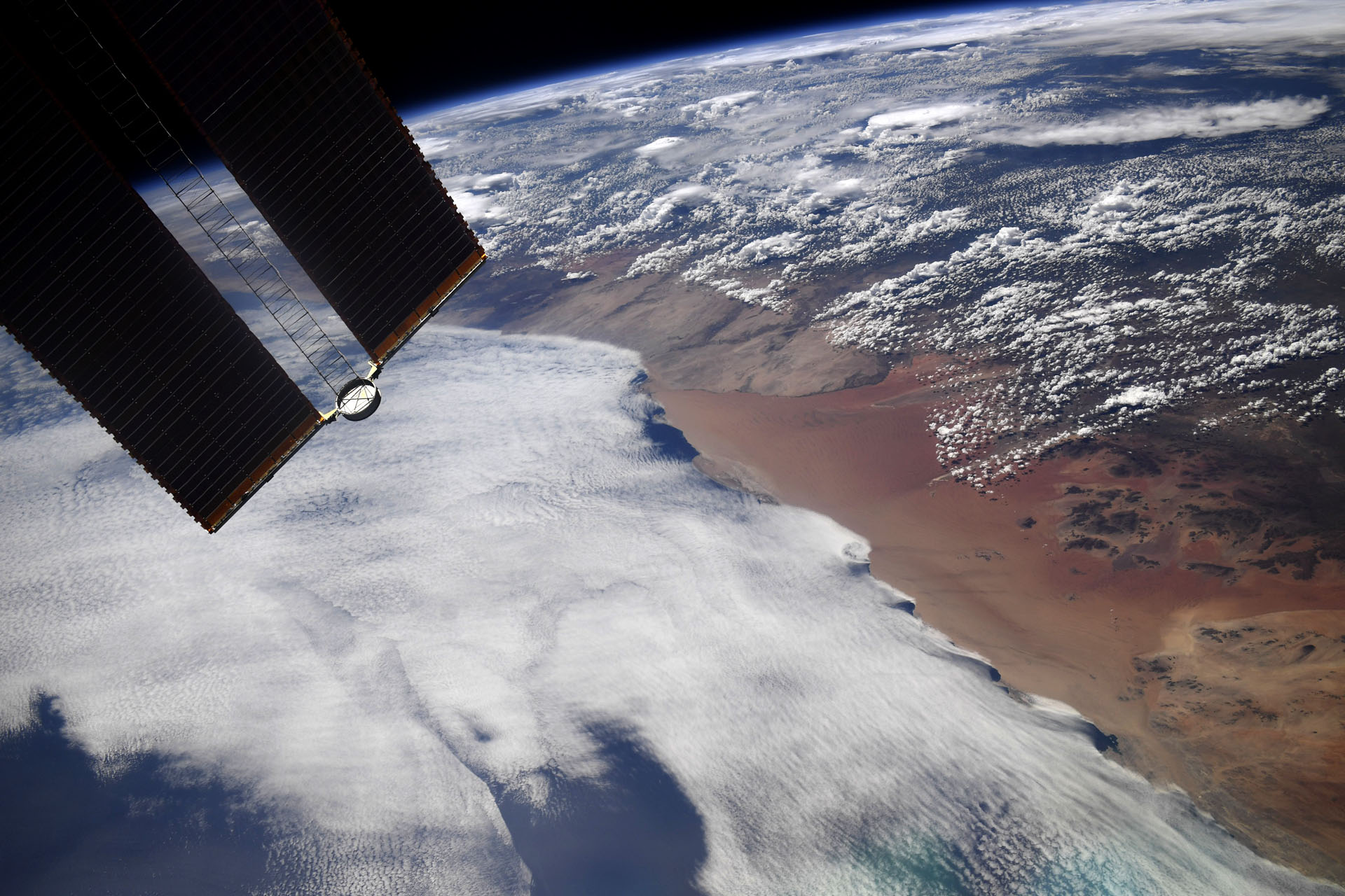 Намиб – прибрежная пустыня в юго-западной части Африки. Фото космонавта Сергея Кудь-Сверчкова